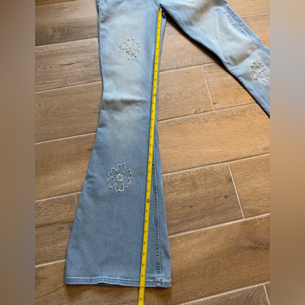 Hollister High-Rise Flare Light Wash Jeans with Embroidered Flowers Sz 2 Long - Picture 5 of 5